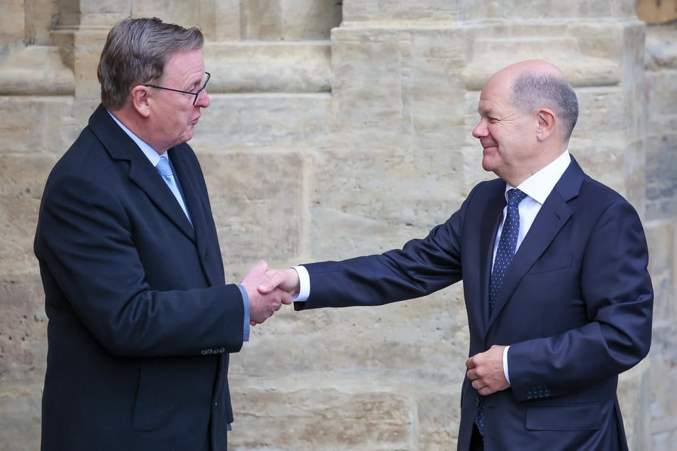 Bodo Ramelow (66, l, Die Linke), Ministerpräsident von Thüringen und Bundesratspräsident, begrüßt Olaf Scholz (64, SPD), Bundeskanzler, zu den Einheitsfeierlichkeiten am 3. Oktober.