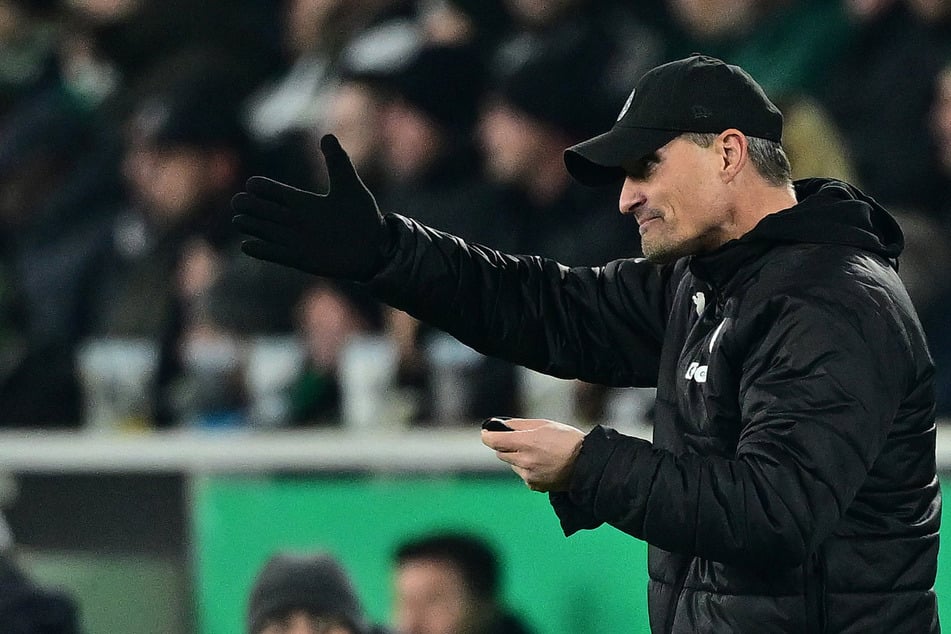 St.-Pauli-Trainer Alexander Blessin (52) will mit seinem Team beim 1. FC Köln der Niederlagenserie ein Ende setzen.