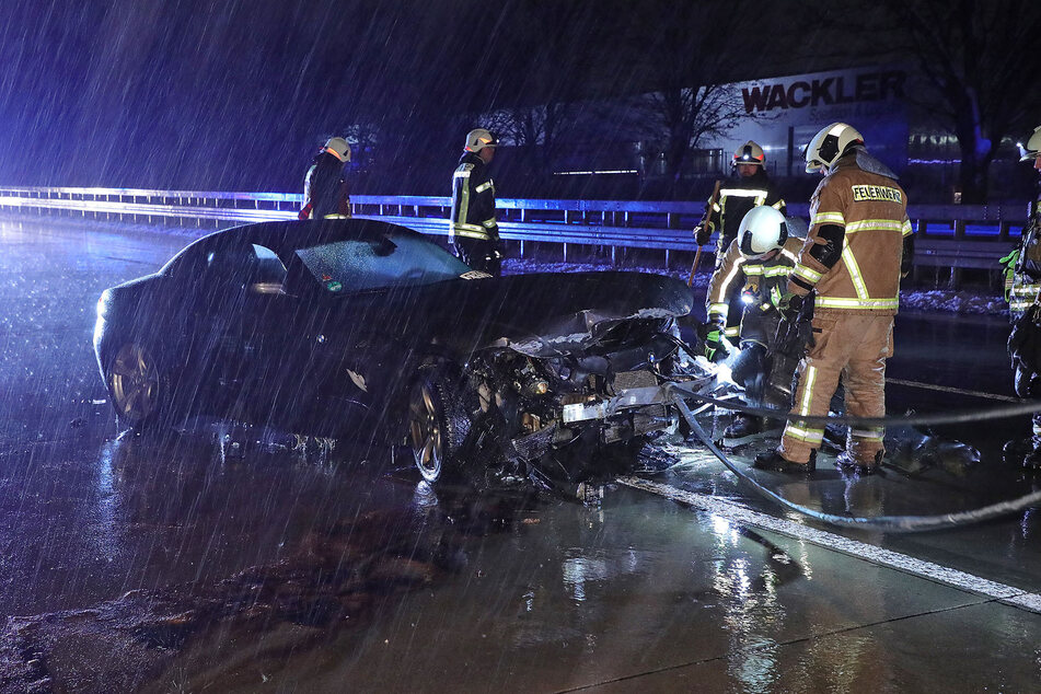 Der BMW Z4 des Unfallverursachers ist nur noch Schrott.