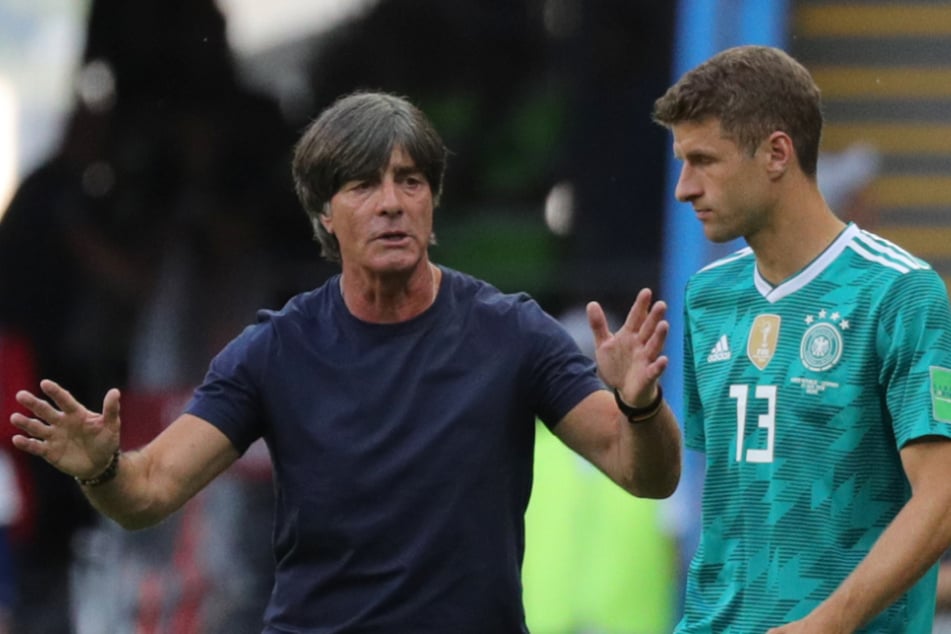 Bundestrainer Joachim Löw (60, l.) spricht bei einem Länderspiel im Jahr 2018 mit Thomas Müller (30).