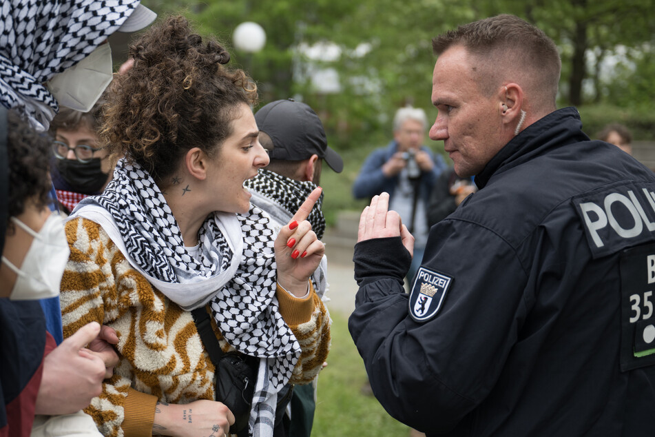 Diese Studentin diskutiert mit einem Polizeibeamten während einer propalästinensischen Demonstration der Gruppe "Student Coalition Berlin" vor der FU Berlin.