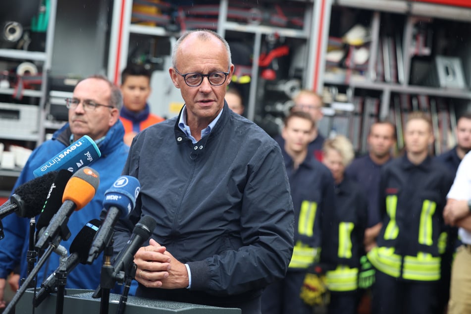 Bundeskanzler Friedrich Merz (70, CDU) musste viel Kritik für seinen verspäteten Besuch im Waldbrandgebiet in NRW einstecken.