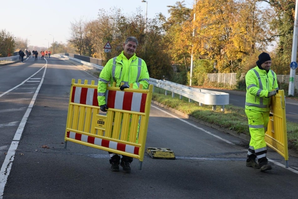 Weg damit! Bauarbeiter entfernen die Absperrungen an der B2-Brücke.