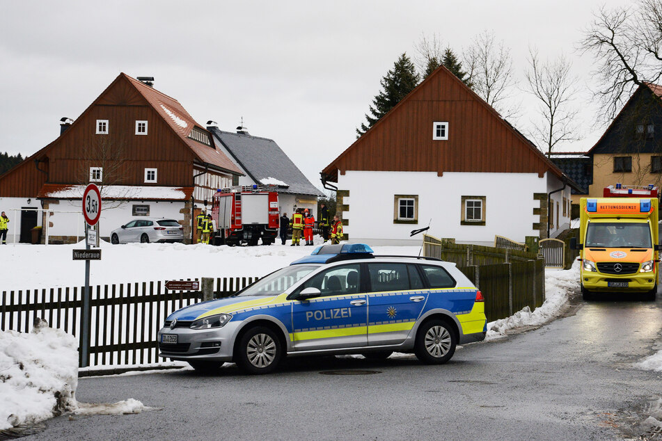 Polizei und Rettungsdienst eilten zu der Scheune in Lückendorf. Für die Kameraden gab es vor Ort nichts mehr zu löschen.