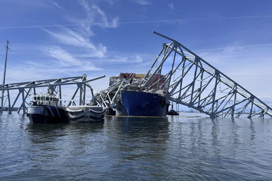 Der Frachter "Dali" hatte große Teile der Francis Scott Key Bridge einfach weggerissen. Betreiber werden nun unter anderem für Aufräumarbeiten zur Kasse gebeten.