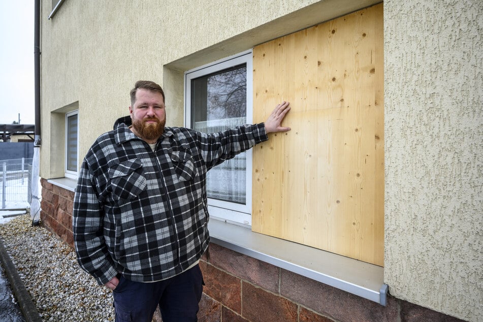 VfB-Chef Patrick Jahn (36) im Februar vor dem eingeschlagenen Fenster des Vereinsheims.