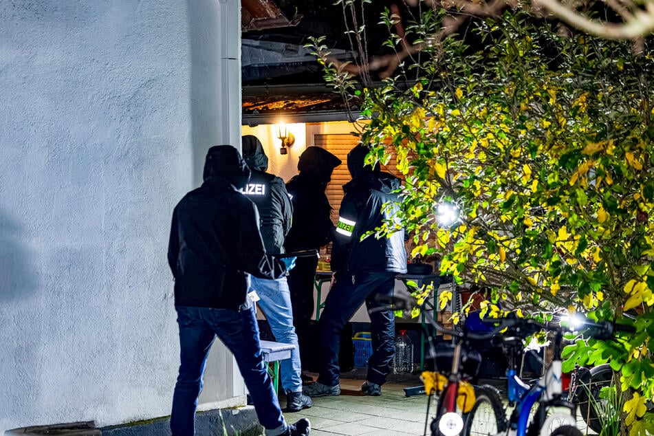 Gegen 18 Uhr am Montagabend stürmten Beamte des Bundeskriminalamts die Wohnung im Büttelborner Stadtteil Worfelden.