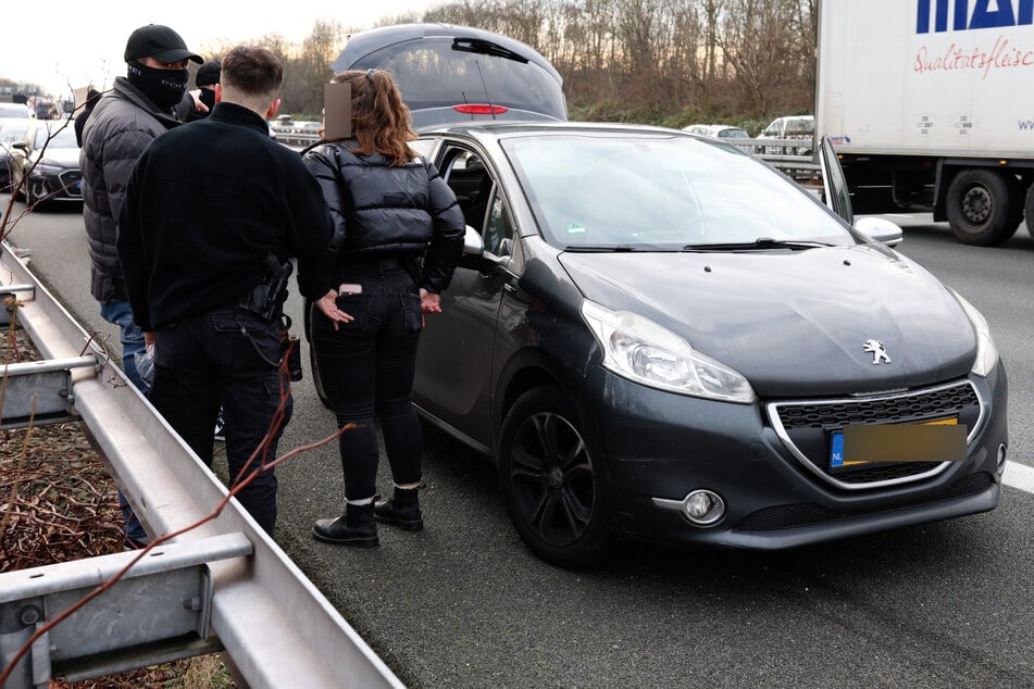 Auf der A3 bei Köln konnte die Polizei den gesuchten Peugeot stoppen und die beiden Insassen festnehmen.