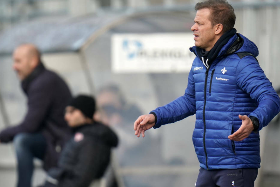 Markus Anfang an der Seitenlinie im Spiel der Lilien gegen die Würzburger Kickers. "Ein sehr schweres Spiel", befand der Trainer des SVD.