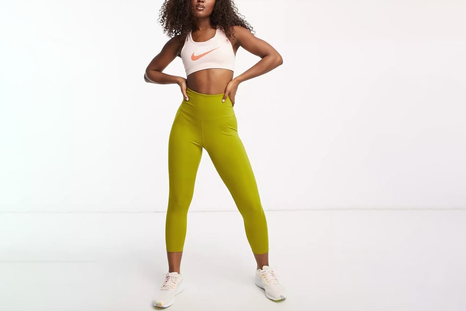 Die Nike Capri Leggings für Damen absorbiert Schweiß und sorgt so für ein noch angenehmeres Tragegefühl