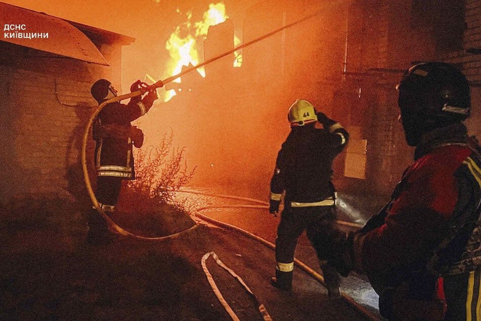Einsatzkräfte kämpfen nach erneutem russischen Raketenbeschuss auf Kiew mit dem Feuer.