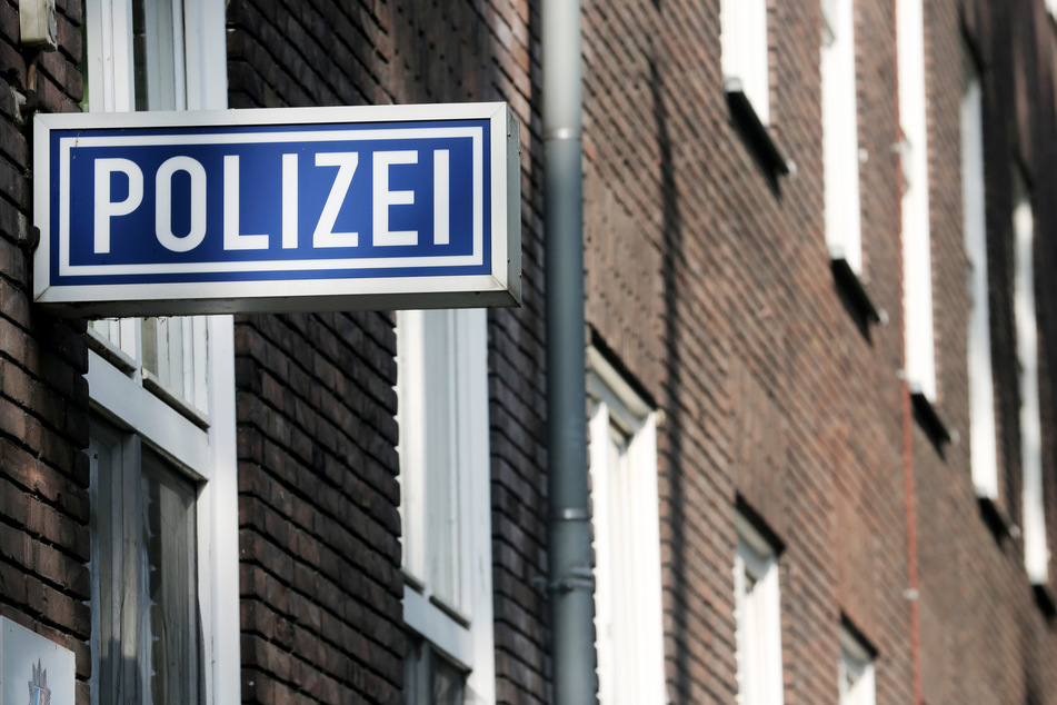 Bei der Polizei in Mülheim/Ruhr sind mehrere rechte Chatgruppen aufgeflogen. Ermittler überprüfen deshalb knapp 13.000 Telefonnummern. (Symbolbild)