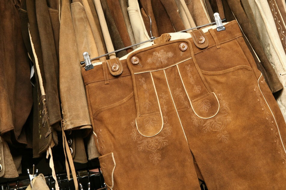 Ohne Hos' nix los: Wer noch spontan ein Trachten-Outfit für das Oktoberfest braucht, kann etwas länger als sonst einkaufen gehen.