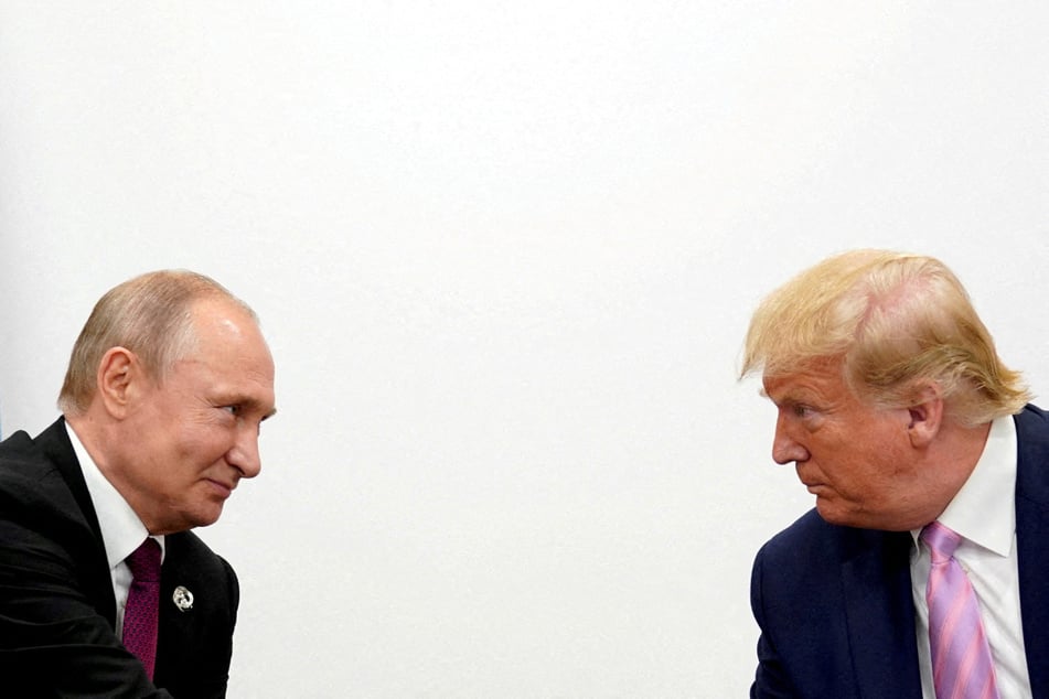 US President Donald Trump (r.) has opened dialogue with Russian leader Vladimir Putin in hopes of ending the Ukraine war.