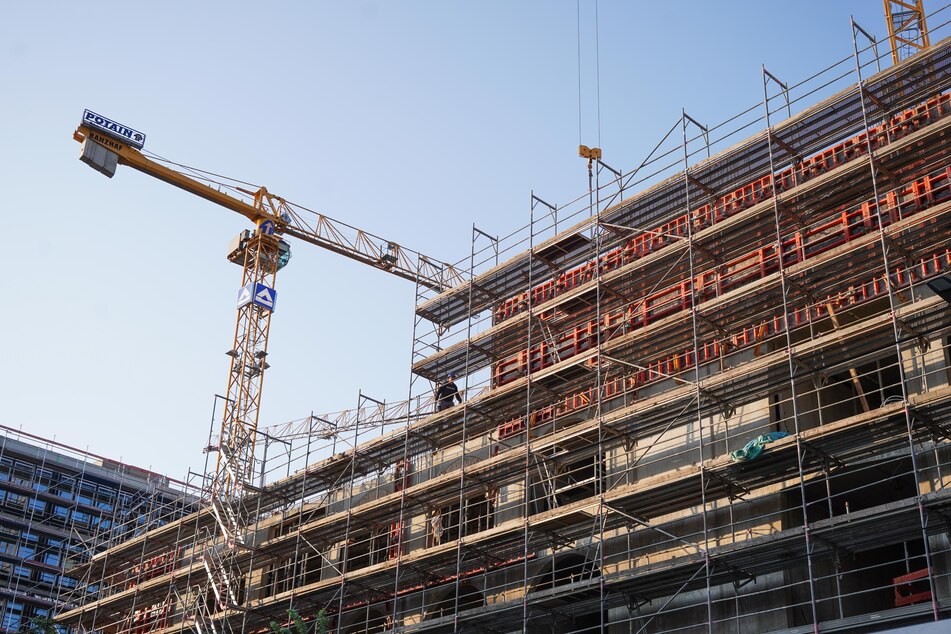 Durch die wachsenden Anforderungen beim Klimaschutz steigen die Bau- und Sanierungskosten im Wohnungsbau derzeit massiv an.