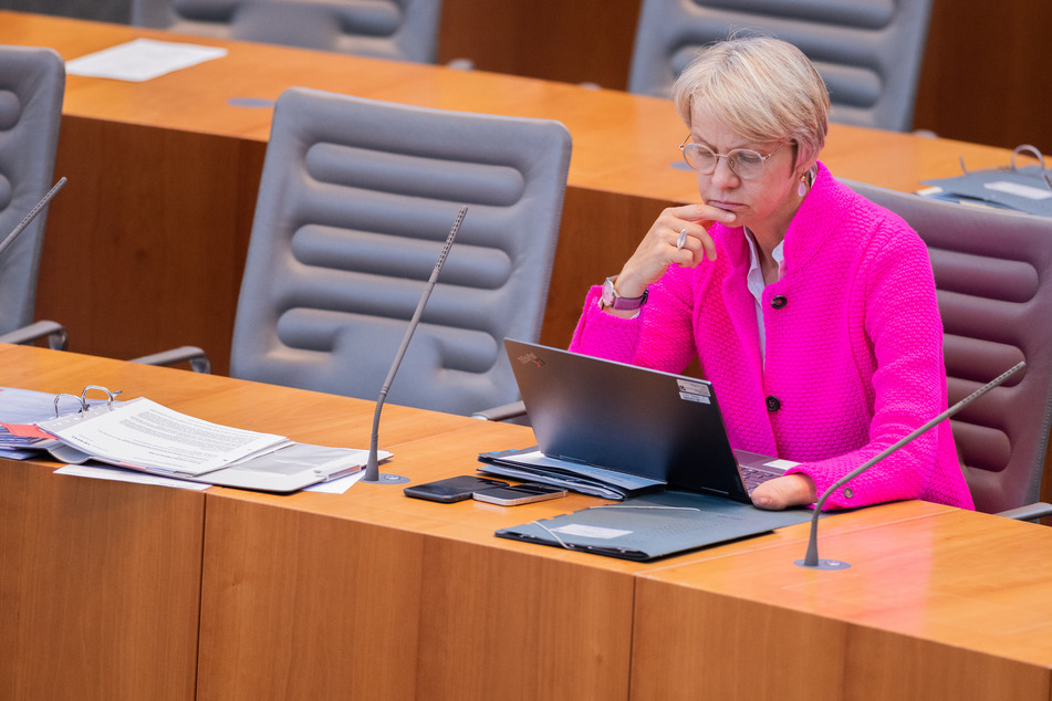 NRW-Schulministerin Dorothee Feller (57, CDU) will dafür sorgen, dass Grundschulkinder im Unterricht mehr lesen.