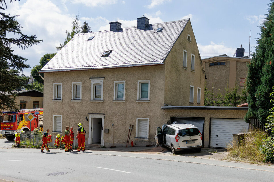 Ein Dacia krachte am Sonntagmittag in die Garage eines Wohnhauses in Bärenstein (Erzgebirge).