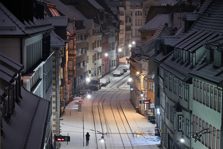 Ein Sturmtief bringt bis zum Wochenende immer wieder Schneefall ins Land und sorgt auf vielen Straßen für winterliche Bedingungen und eingeschränkte Sicht.