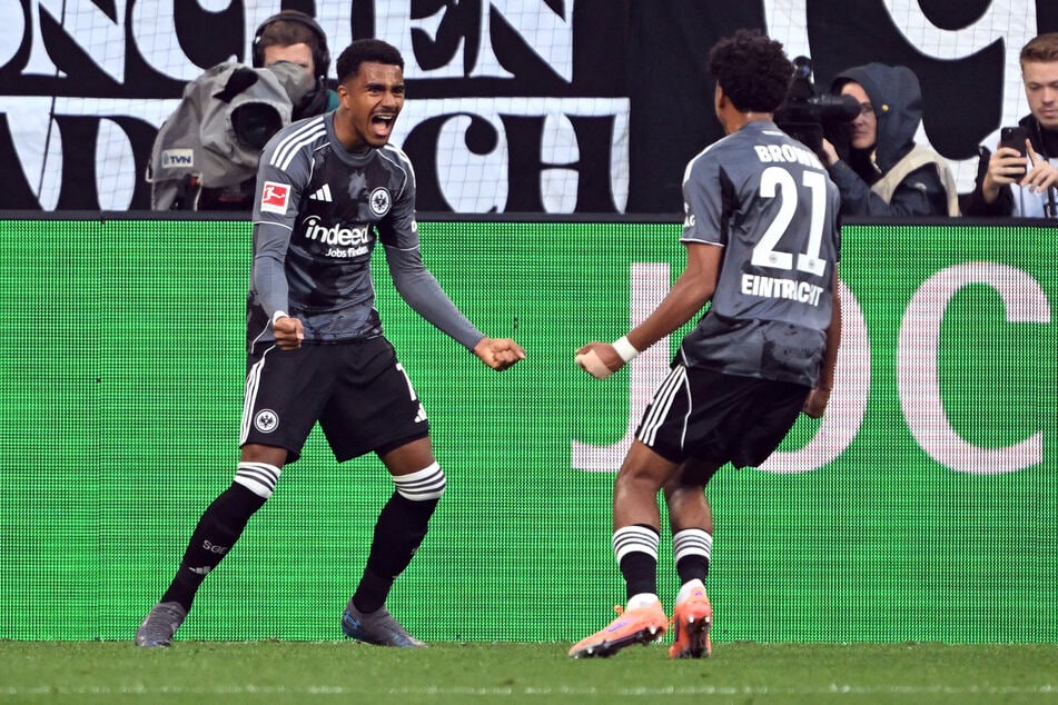 Ansgar Knauff (l.) bejubelt sein Tor zum 2:0 für die Eintracht.