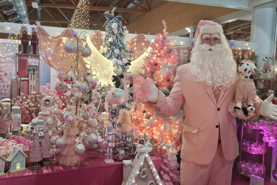 Einen rosa Weihnachtsmann und viel Glitzer findet man am Stand der "Zauberküche und Family GmbH".
