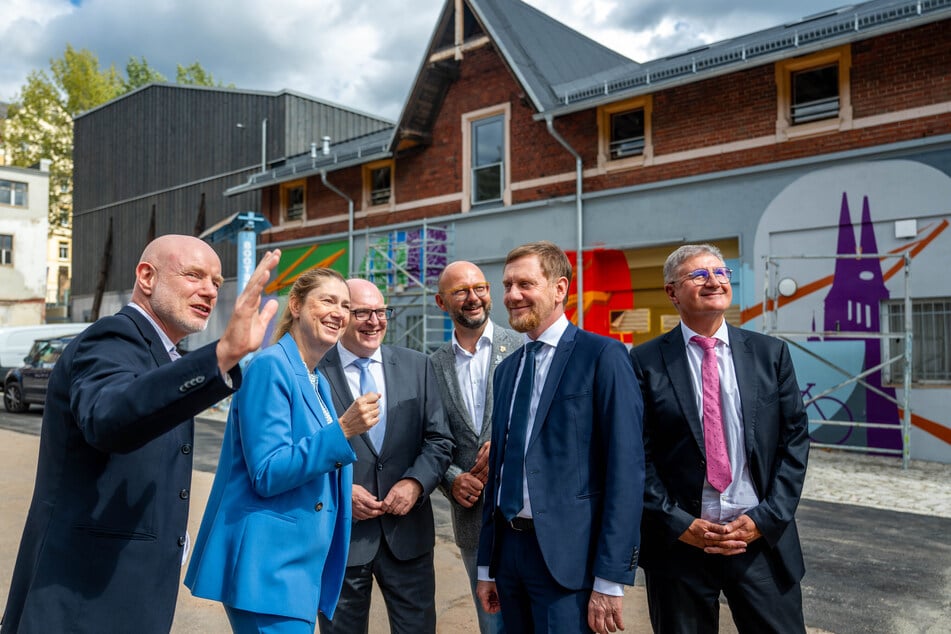 KuHa-Treffen 2025 in der Stadtwirtschaft: die KuHa-Geschäftsführer Stefan Schmidtke (58, v. l.) und Andrea Pier (57), OB Sven Schulze (54, SPD) sowie Callenbergs Bürgermeister Daniel Röthig (47, CDU) und MP Michael Kretschmer (51, CDU).