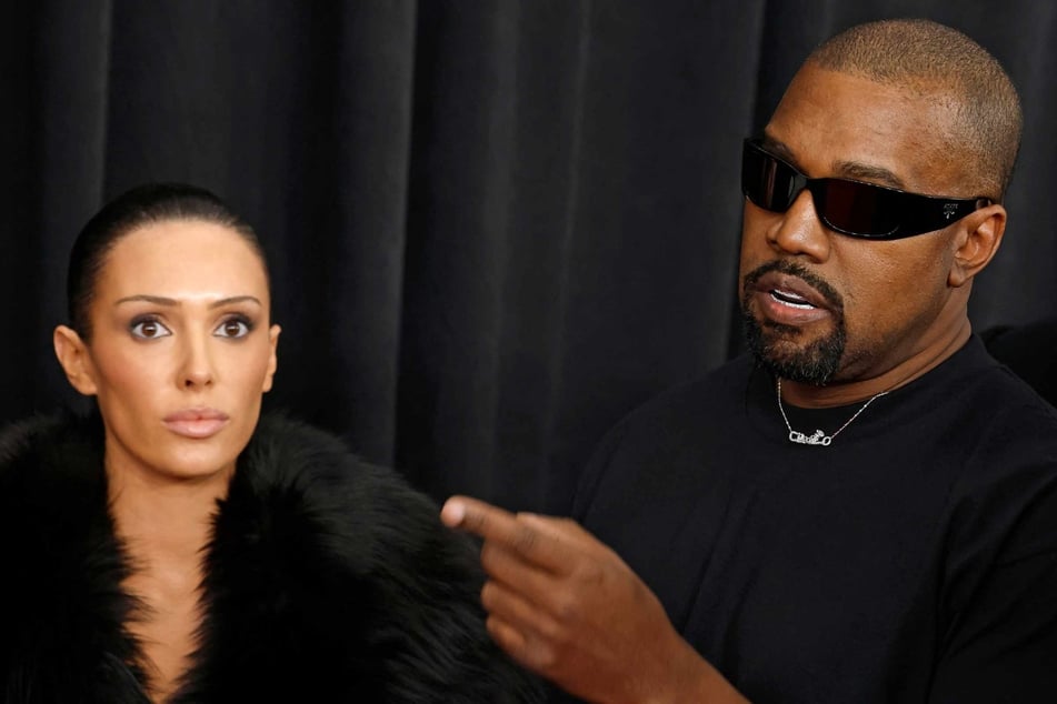 Rapper Kanye "Ye" West (r.) and his wife Bianca Censori (l.) want to sue their dentist, Dr. Thomas Connelly, who allegedly got them addicted to laughing gas.