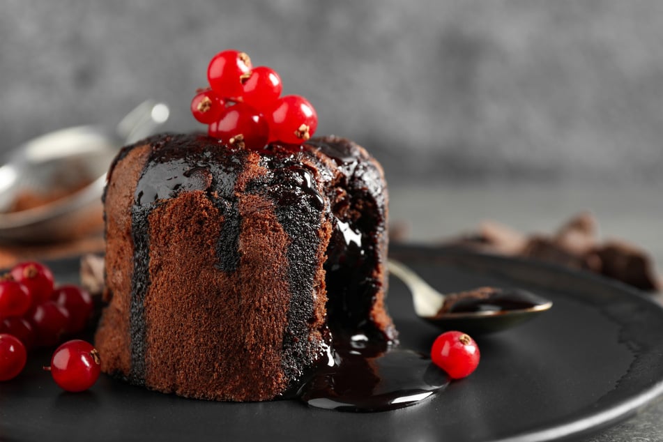 Lava cakes can be served with a variety of delicious fruits and other condiments.