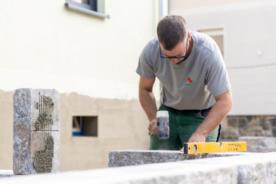 Nicht nur mit Pflanzen, auch mit Materialien wie Stein und Mörtel muss der Garten- und Landschaftsbauer (m/w/d) umgehen können.