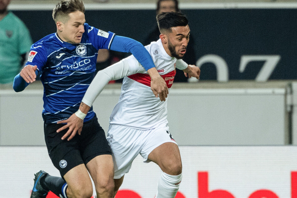 VfB Stuttgart - Arminia Bielefeld, 25. Spieltag, Mercedes-Benz Arena. Bielefelds Cedric Brunner (l) hält im Zweikampf Stuttgarts Nicólas González.