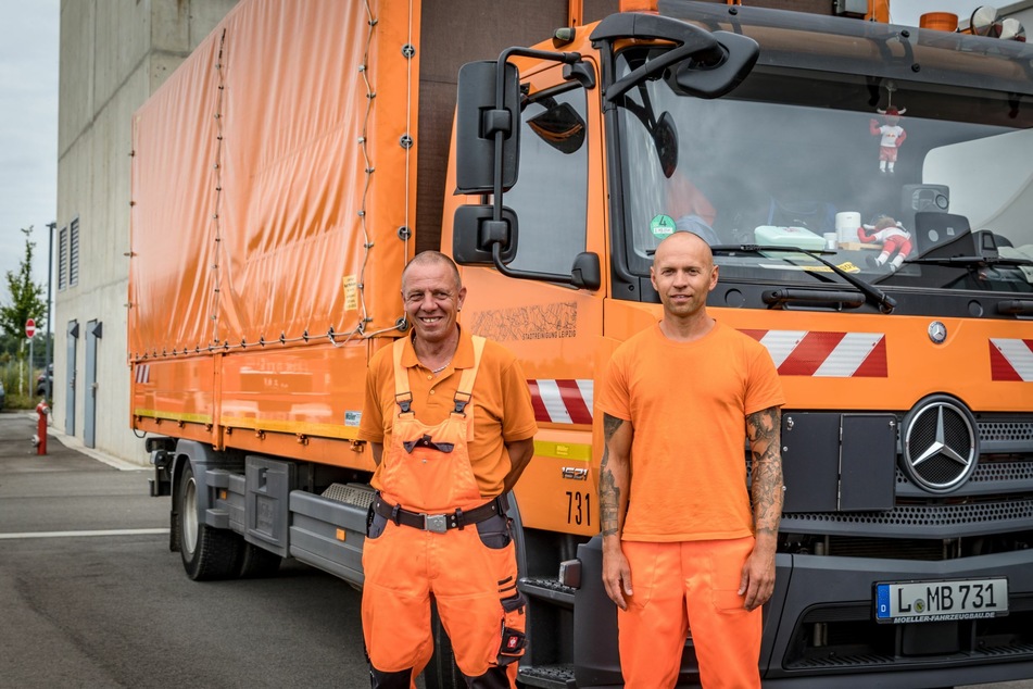 Zwei Mitarbeiter der Stadtreinigung Leipzig fuhren am Mittwoch mit Equipment nach Ahrweiler.