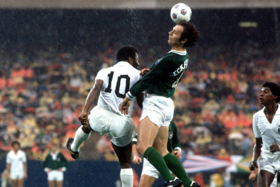 Bei seinem Abschiedsspiel 1977 gab es auch deutsche Vertretung. Franz Beckenbauer (damals 32, r.) im Duell mit Pelé (damals 36, l.).