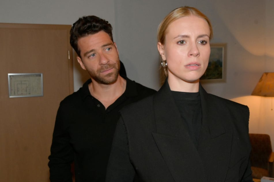 Zoe (r.) sieht keinen anderen Ausweg und entführt Clara.