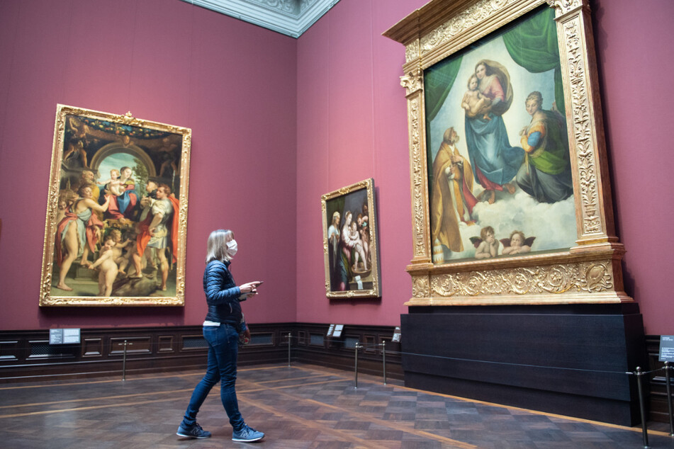 Rechts im Bild: Das weltberühmte Gemälde "Sixtinische Madonna" von Raffael, zu sehen in der Gemäldegalerie Alte Meister in Dresden.