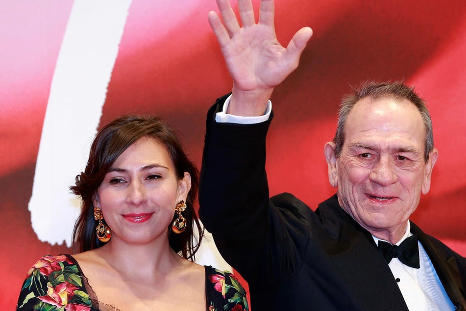 Victoria Jones (†34) an der Seite ihres Vaters Tommy Lee Jones (79) auf dem International Film Festival in Tokyo.