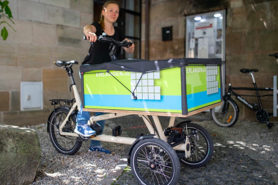 Hannah Thiemann, Radverkehrsbeauftragte der Stadt Erlangen, präsentiert an einem Verleih für Transporträder ein Lastenrad.