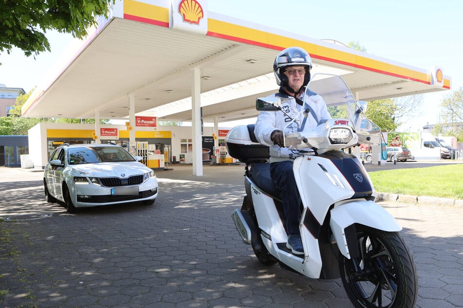 Biker Ingolf Glaubitz (67) fände ein Literpreis bei höchstens 1,80 Euro angemessen, aber nicht mehr.