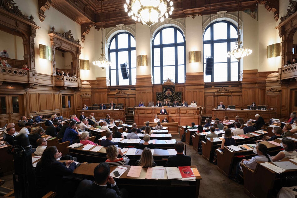 Hamburgs Bürgermeister Peter Tschentscher (SPD, 58) spricht bei einer Sitzung der Hamburgischen Bürgerschaft im Rathaus.