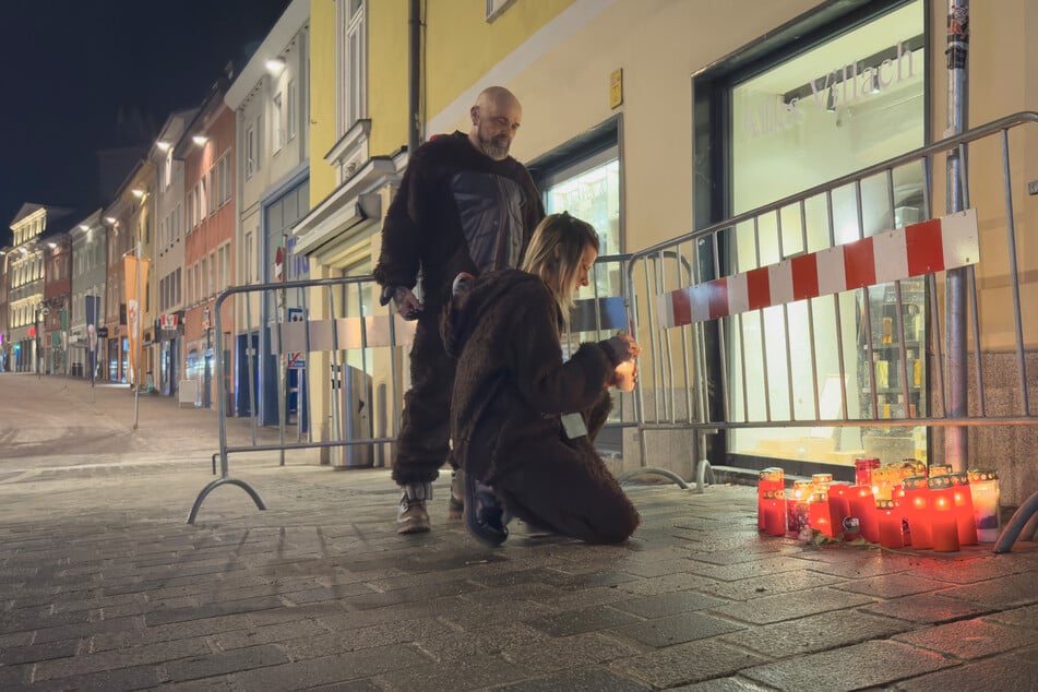 Am Tatort wurden als Zeichen der Trauer Kerzen aufgestellt.