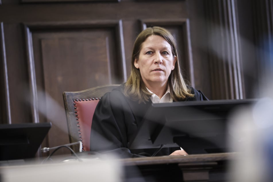 Die Vorsitzende Richterin Isabel Hildebrandt unterbricht Block-Anwalt Ingo Bott mehrfach.