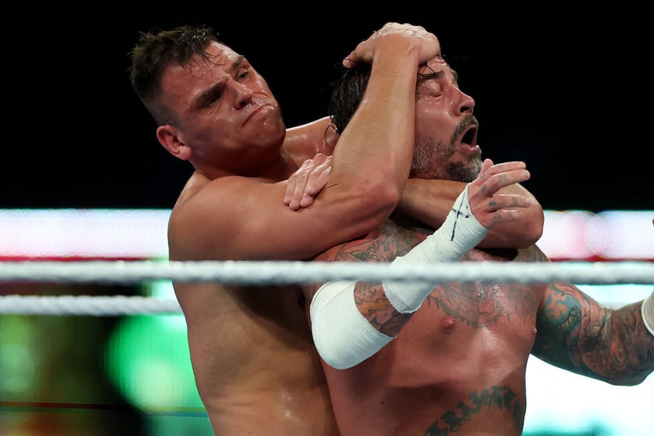 Gunther (l., hier im Kampf gegen CM Punk) wird der letzte Gegner, der Publikumsliebling Cena herausfordern darf.