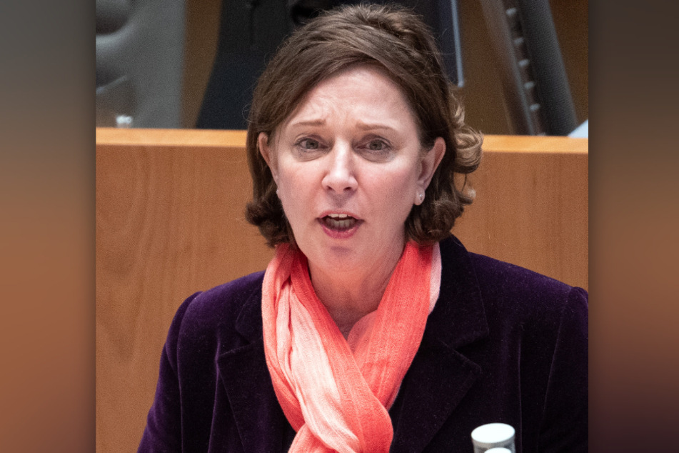 NRW-Schulministerin Yvonne Gebauer (54, FDP) hat einen klaren Appell zum Thema Schülerstreiche im Unterricht.