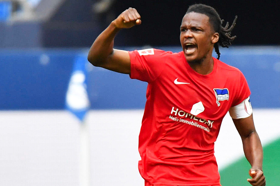 Dedryck Boyata (30) jubelt über seinen Treffer zum 1:1 beim FC Schalke 04. Herthas Kapitän soll bleiben.