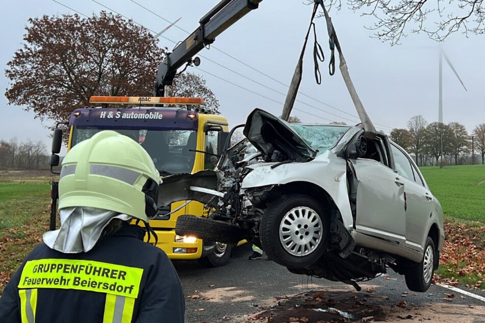 Bei dem schweren Verkehrsunfall in Freudenberg wurde ein 59-jähriger Autofahrer eingeklemmt und verstarb am Unfallort.
