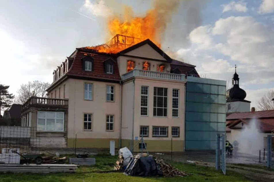 Bei der Brandserie in Thüringen ging unter anderem der Dachstuhl des "ehemaligen Ritterguts" in Guthmannshausen in Flammen auf.