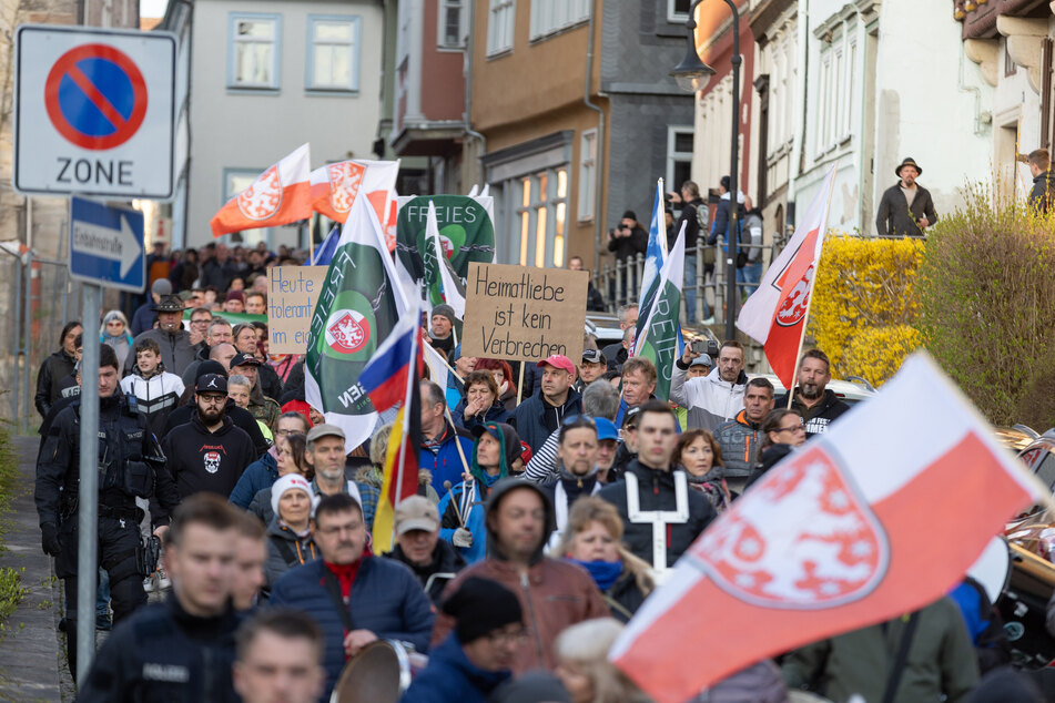 Demo gegen geplantes Flüchtlingsheim in Südthüringen: Sprechchöre, Pfiffe und Hitlergrüße
