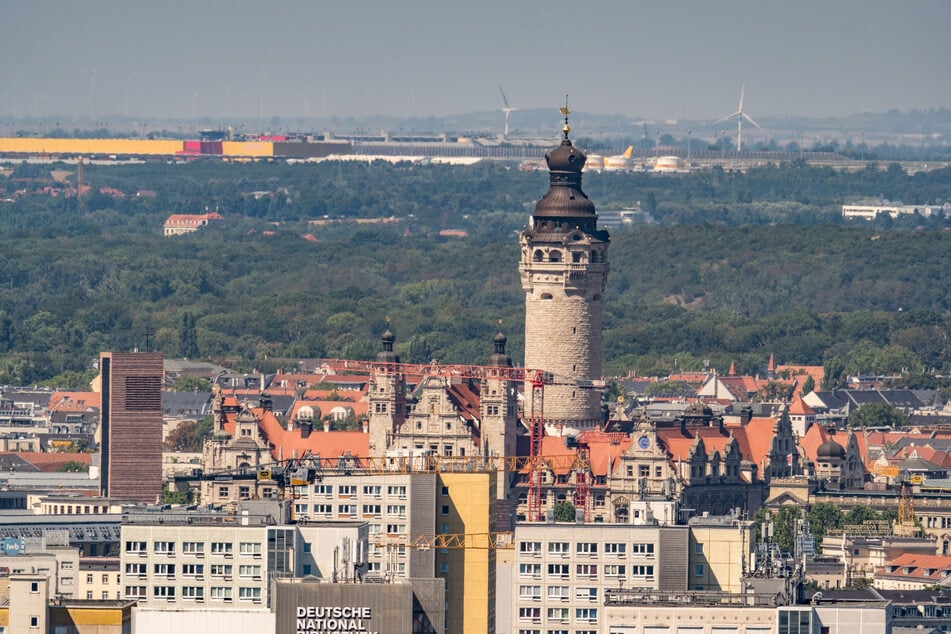 Unter anderem vom Völkerschlachtdenkmal aus hat man einen guten Blick nach Westen und dürfte die Sonnenfinsternis gut beobachten können.