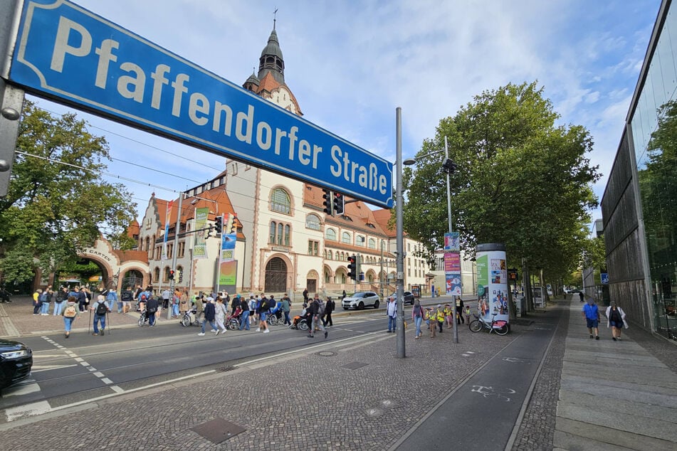 Die Frau (79) kam gerade aus dem Parkhaus, als der Radler (32) sie erwischte.