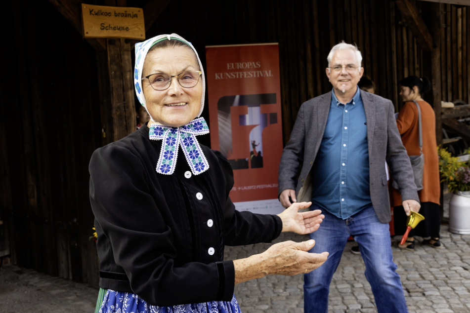 Für sein Stück hat Frank Düwel (re.) mit zahlreichen Sorben gesprochen. Hier Angelika Balzke (68), die Vorsitzende der Domowina-Ortsgruppe Triebendorf.