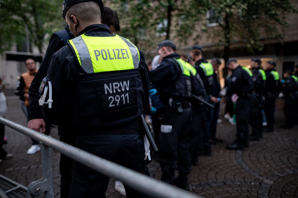 Die Polizei rückte am Samstagabend mit zahlreichen Kräften in die Düsseldorfer Altstadt aus. (Archivbild)