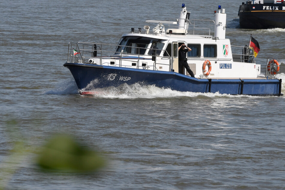 Notfall auf dem Rhein! Feuerwehr rettet Matrosen von Güterschiff und bringt ihn eilig ins Krankenhaus